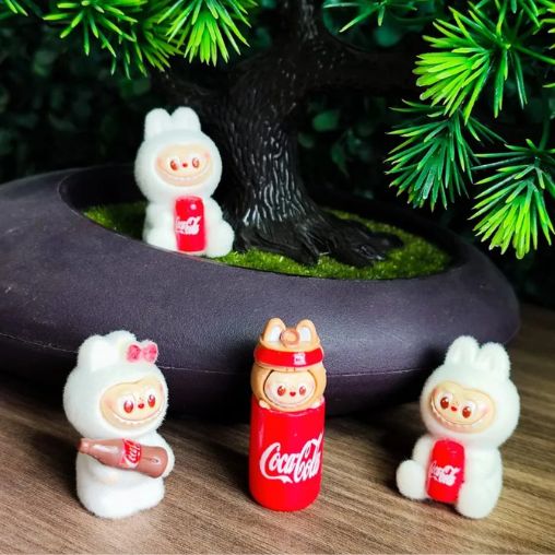 Figura Mini Labubu Coca Cola caja ciega - Imagen 2