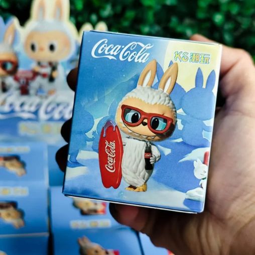 Figura Mini Labubu Coca Cola caja ciega - Imagen 3